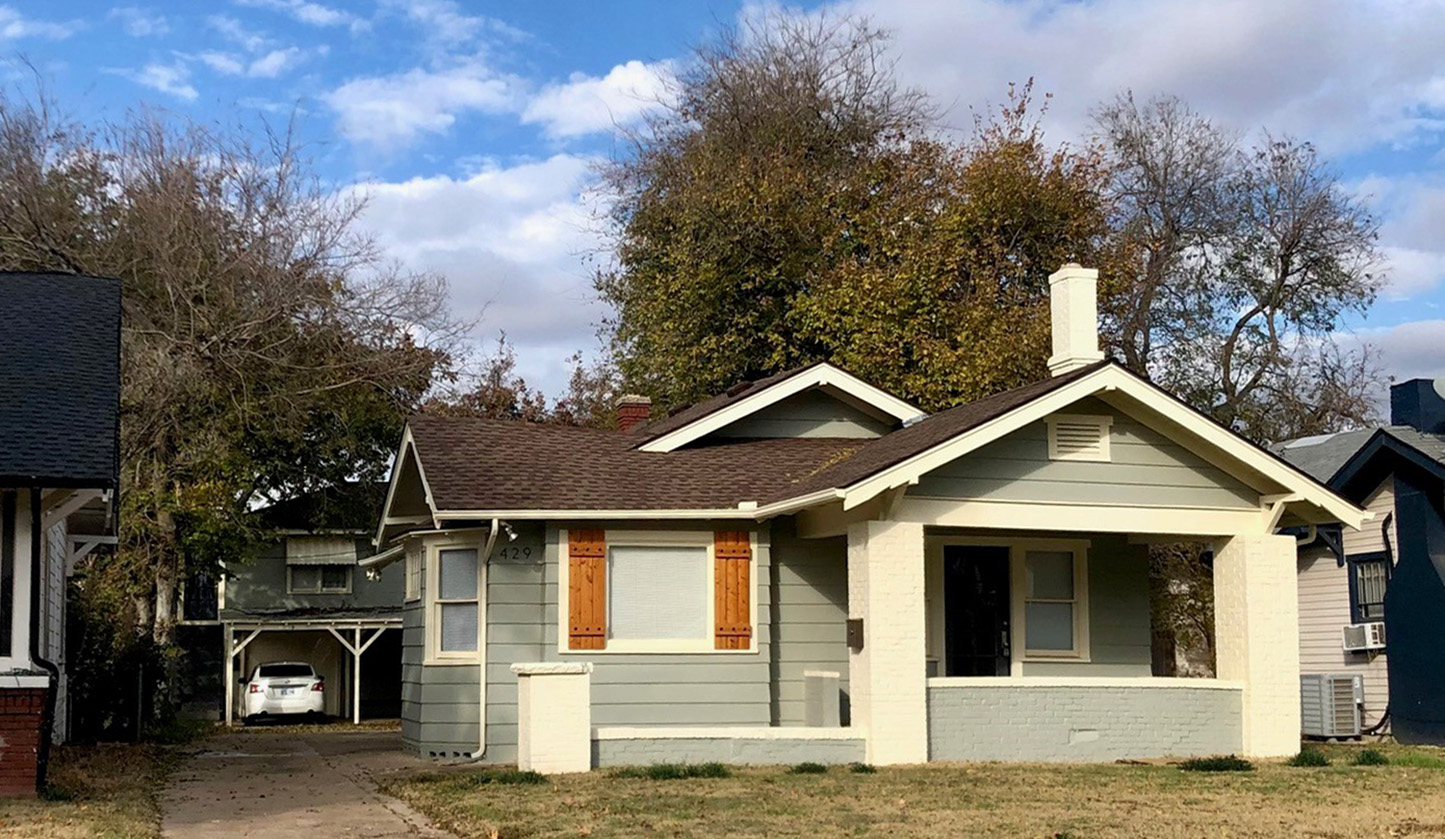 craftsmen home with garage apartment behind it