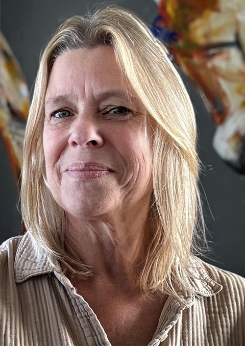 selfie of white woman with blonde hair